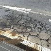 劣化によりひび割れが生じたアスファルト舗装道路