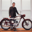 ヤマハ発動機 ブランド統括部の北條雅也統括部長と、ヤマハモーターサイクルの原点『YA-1』