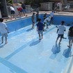 デッキブラシやたわしを使い1時間半かけて清掃