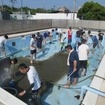 2025年に行われた浜松こども園でのプール清掃活動。児童用プールを清掃するFC会のメンバーたち