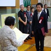 記念式典で感謝状を受け取るFC会の平野尚生副会長