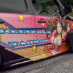 タマモクロス仕様の「スカイライン」に、アストンマーチャン仕様の「アストンマーティン」！？ 超高級車も登場する『ウマ娘』痛車まとめ【ARCChampionship 2026フォトレポ】