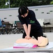 広域財団法人日本AED財団と藤田医科大学生による一時救命処置のデモンストレーション。