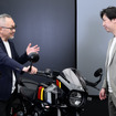 スズキ 二輪デザイン課 課長 古橋伸介氏（左）とレスポンス副編集長 宮崎壮人（右）