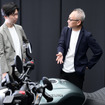 スズキ 二輪デザイン課 課長 古橋伸介氏（右）とレスポンス副編集長 宮崎壮人（左）