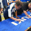 伊勢二輪事業本部長（写真左）みずから寄せ書きも