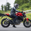 ポジションはリヤ下がりで、馴染みやすいが、大柄なライダーにはコンパクトすぎるだろう
