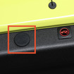 万が一電源トラブル等が起きた際には、車内から手動で開けられるエマージェンシーレバーを装備