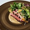 炭火焼き牛タン、サラダ、焼き葱のヴィネグレット（香味野菜）