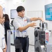 人とくるまのテクノロジー展2026横浜展で穴塞ぎシステムを説明する様子