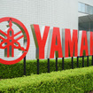 新たに設置されたヤマハロゴのモニュメント