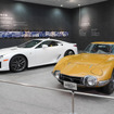ヤマハ発動機が手がけたレクサス『LFA』（左）とトヨタ『2000GT』（右）