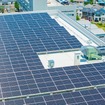 屋上に設置された太陽光パネル