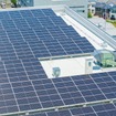 屋上に設置された太陽光パネル