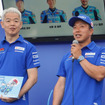 チームスズキCNチャレンジ プロジェクトリーダーの佐原伸一氏（左）と津田拓也選手（右）