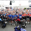 スズキファンとの記念撮影をおこなうS-PULSE DREAM RACING SUZUKI、チームスズキCNチャレンジ、Yoshimura SERT Motul