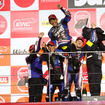 #21 YAMAHA FACTORY RACING TEAM。栄光を讃えられ選手たちに担ぎ上げられる中須賀選手