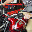 ホンダ CB400スーパーフォア 新型のエンジン始動＆Eクラッチ操作を体験（鈴鹿8耐2026）