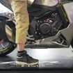ホンダ CBR400フォア Eクラッチの足つきをチェック（鈴鹿8耐2026）