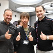 BMW Motorradのトップ2人との貴重な記念ショット。左からマーカス・フラッシュCEO、筆者（青木タカオ）、スヴェン・ブルッシュ氏