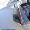 取り付け部の背面を見ると加工の後は見られるもののの、9型モニターを美しく収めている。