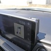 モニターの右背面に取り付けられているのがSDカードのスロット、ナビへの音楽データ入力をサポートする。