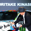 アウディ『Q5』新型のアートカーと木梨憲武氏
