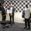 ヒューマノイドロボット量産に向け協業を発表したハイランダーズ増岡宏哉CEO（左）と三菱自動車加藤隆雄会長（右）