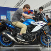 青木タカオ氏がスズキ SV-7GXの足つき＆ライポジをチェック！（鈴鹿8耐2026）