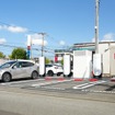テスラ製EV用急速充電設備スーパーチャージャーを、セブン‐イレブンとして初導入。セブン‐イレブン川崎子母口東店で運用を開始