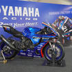 「鈴鹿8耐2026」ヤマハブースに展示されたヤマハチームのマシン