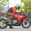 シート高は795mm、足つき性に優れるQJモーター SRK400R