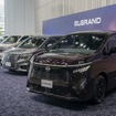 日産 エルグランド 新型（右）と歴代モデル