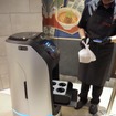 解除キーを入力するとデリバリーロボットの格納スペースが開く