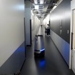 デリバリーロボットは業務用エレベーターを使う。一般の訪問者とは同乗しない