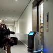 デリバリーロボットがエレベーターを使う時は、ロボット専用モードになり、人と同乗しない