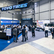 大型4軸低床トラックでの偏摩耗を61％低減！ TOYO TIREが物流現場の負担をタイヤで変える