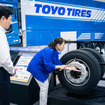 ホイールナットの点検方法を実演し、トラックの安全運行を支える日常点検の重要性を体験