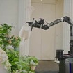 ヒューマノイド「TRON 2」、植木の水やり・ラストワンマイル配送など自律実行｜LimX Dynamics