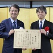 石原宏高環境大臣(左)と飯田 訓正社外取締役（右）