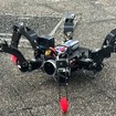 六脚スパイダーロボットで災害現場・プラント点検に対応、フィジカルAIで触れて状態を判断する