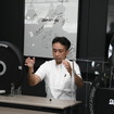 向かって右がレース用タイヤのゴムを使ったスーパーボール、左が市販用タイヤのゴム製