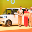 BYD ラッコのCMキャラクターをつとめる女優の広瀬アリスさん（中央）