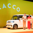 BYD ラッコと、左からBYD劉副総裁、広瀬アリスさん、BYD Auto Japan東福寺厚樹社長