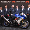 新型スズキ『GSX-R1000R』と開発メンバー。車両に跨るのがチーフエンジニア東郷隼也さん