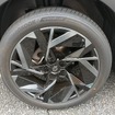 タイヤサイズは225/45R19。車重1.4トン台には十分すぎる性能で、少々コーナリングスピードが速くてもびくともしなかった