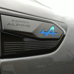 フロントフェンダー側面の「ESPRIT ALPINE」ロゴ。このブルーのロゴが付いているだけで萌える