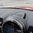 センタースピーカーにもモレルのBMW専用モデルをインストール。明瞭な音像定位などで有利な取り付けとなった。