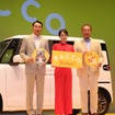 BYD ラッコと、左からBYD劉副総裁、広瀬アリスさん、BYD Auto Japan東福寺厚樹社長