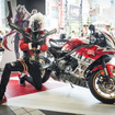 『ゼンレスゾーンゼロ』の人気キャラ「ビリー・キッド」とコラボ仕様のヤマハ『XSR900 GP』